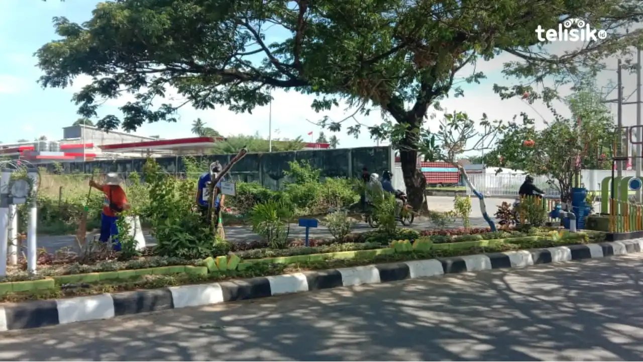 ASN Pemkab Muna melakukan pembersihan sampah di jalan By Pass. Foto: Sunaryo/Telisik