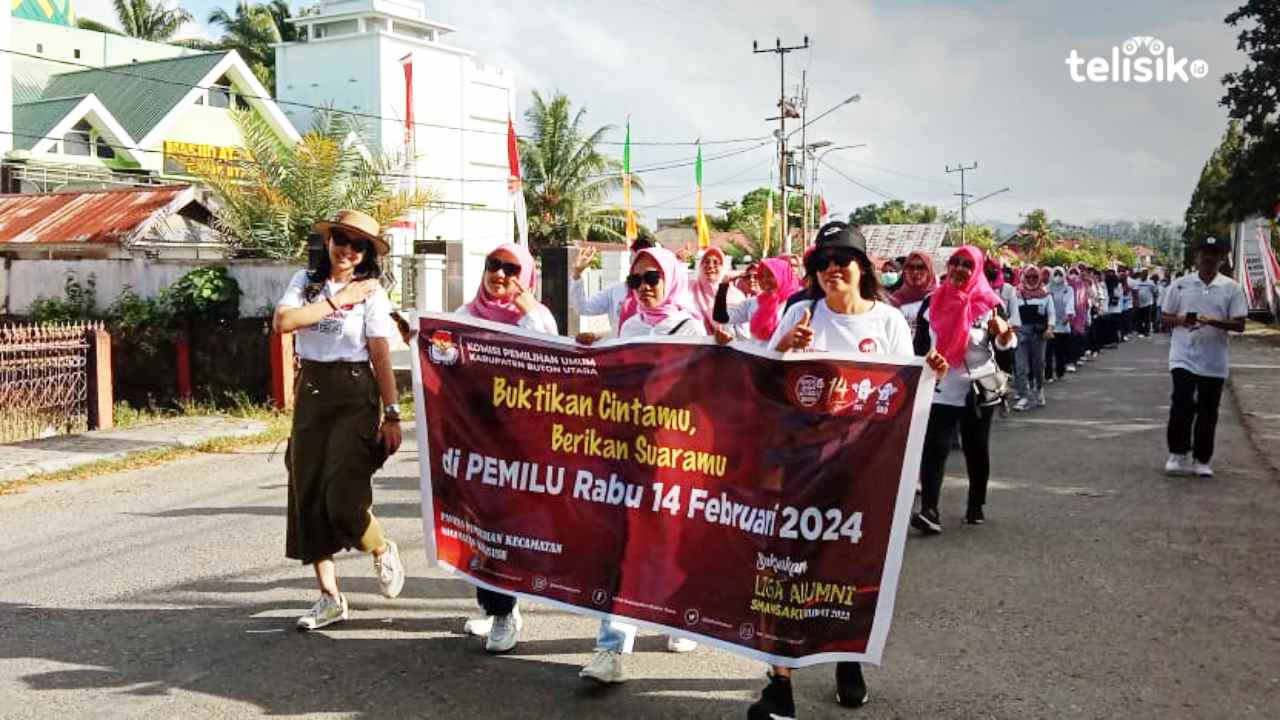 Penyelenggara pemilu se-Kecamatan Kulisusu turut meriahkan jalan santai liga alumni SMAN 1 Kulisusu , untuk tingkatkan partisipasi pemilu. Foto: Rina Gayatri/Telisik