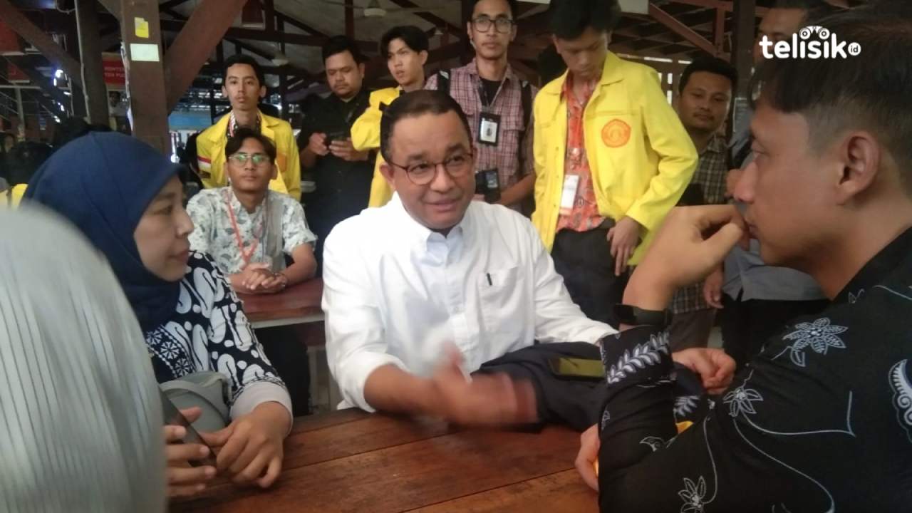 Anies Baswedan menyempatkan diri singgah di kantin Kampus UI Depok usai menyampaikan gagasan-gagasannya pada Kuliah Kebangsaan  di kampus tersebut. Foto: Mustaqim/Telisik