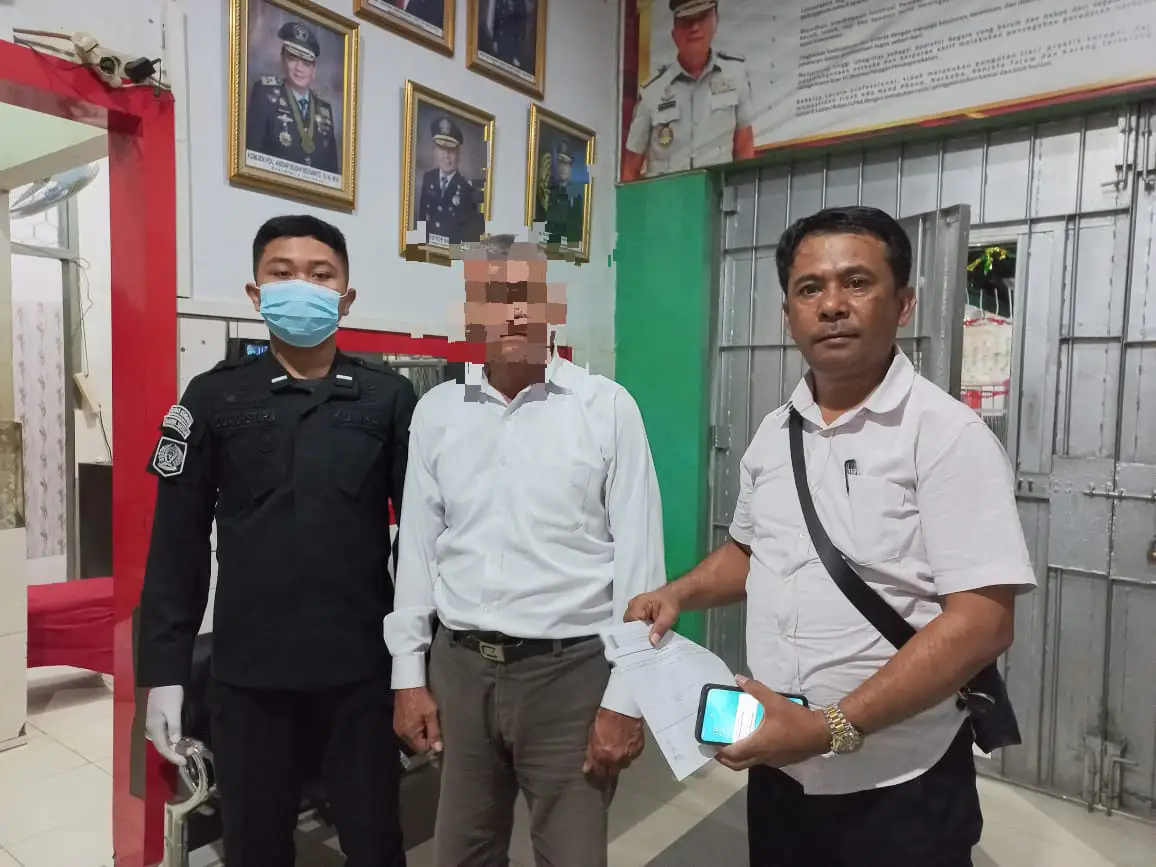 Terdakwa dugaan korupsi Dana Desa Pasikuta, LM, saat digiring JPU ke Rutan Kelas II A Kendari. Foto: Ist.