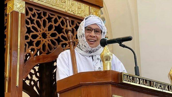 Buya Yahya bagikan tips menjadikan anak pintar dan tidak nakal, salah satunya adalah memohon kepada Allah terlebih dahulu. Foto: Repro Aceh.tribunnews.com