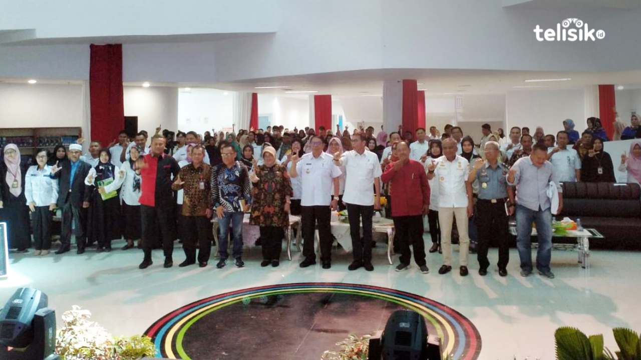 Sekretaris Perpusnas RI, Ketua DPRD Sulawesi Tenggara, Kepala Dispusip Sulawesi Tenggara berserta pegiat literasi di Perpustakaan Modern Sulawesi Tenggara. Foto: Nur Meli/Telisik
