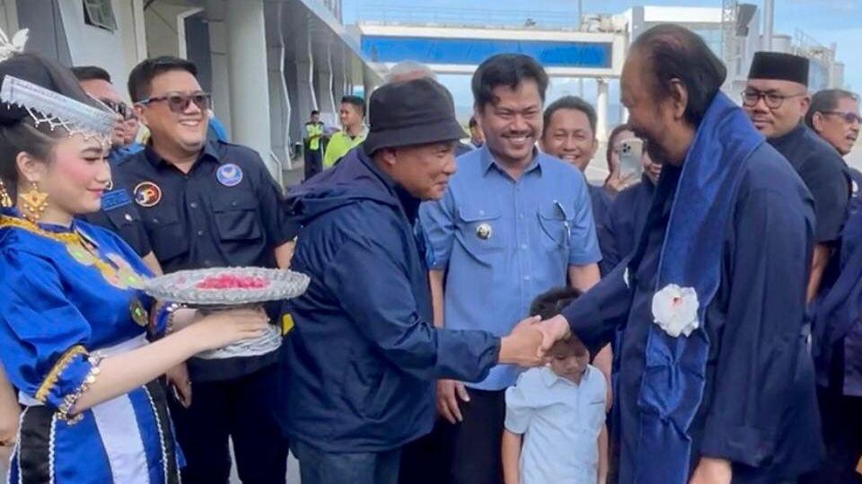 Kery Saiful Konggoasa saat menjemput Ketua Umum Partai Nasdem Surya Paloh di Bandara Haluoleo Kendari. Foto: Ist.