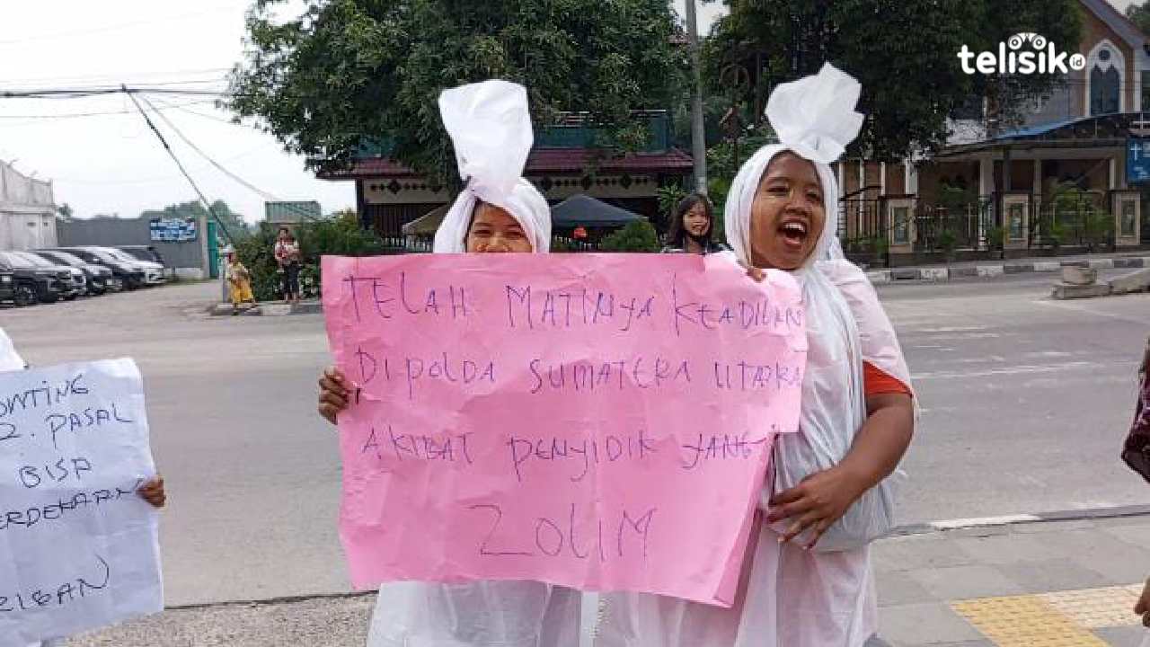 Masyarakat mencari keadilan di Mapolda Sumatera Utara dengan berkostum pocong. Foto: Reza Fahlefy/Telisik