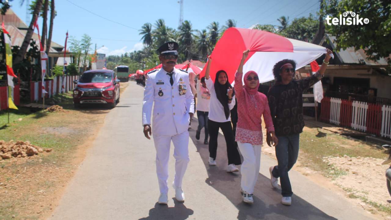 Masyarakat Desa Mantobua melaksanakan kirab bendera merah putih sepanjang 78 meter. Foto: Sunaryo/Telisik
