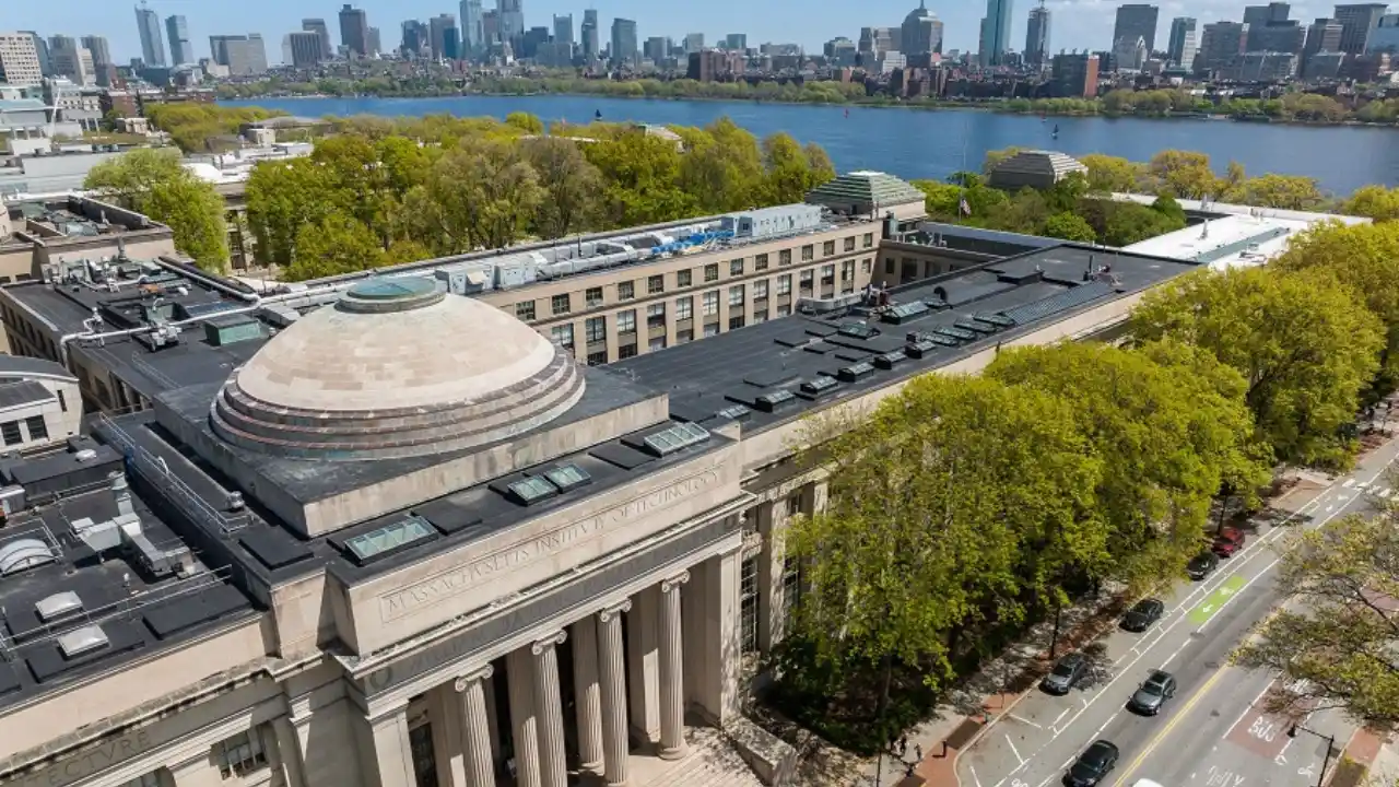Massachusetts Institute of Technology (MIT) menduduki peringkat 1 kampus terbaik selama dua belas kali berturut-turut. Foto: Repro Okezone.com