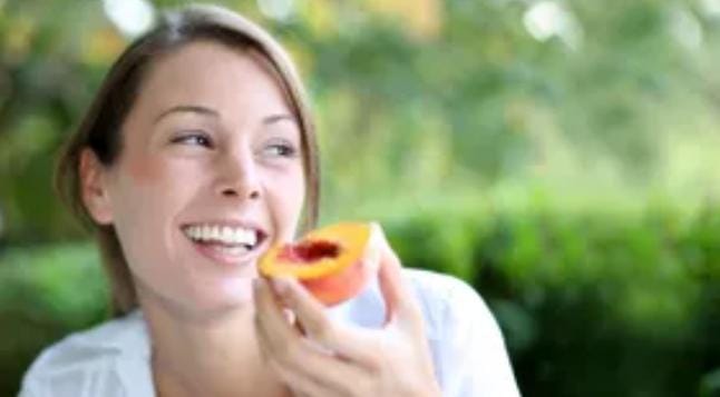 Buah persik mengandung vitamin esensial dan sifat antioksidan. Foto: Klikdokter.com