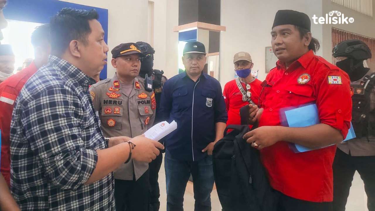 LPMT saat menyampaikan aspirasi di Disnakertrans Sulawesi Tenggara terkait jaminan kesehatan dan ketenagakerjaan di PT WIN Konawe Selatan. Foto: Erni Yanti/Telisik