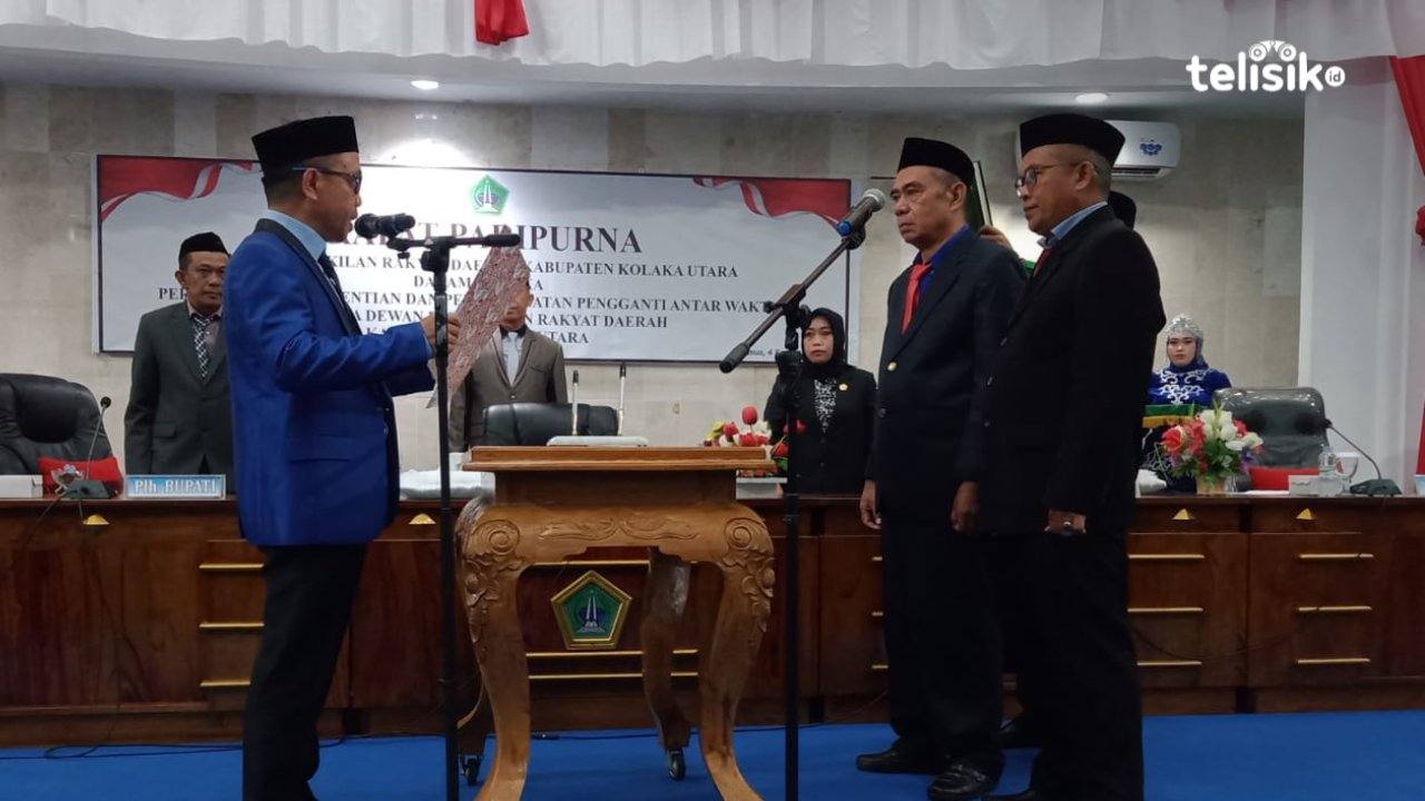 Pengambilan sumpah jabatan dua PAW anggota DPRD Kolaka Utara dari Fraksi Partai Demokrat oleh Ketua DPRD, Buhari Djumas disaksikan Plh Bupati Kolaka Utara, Taufiq S dan Wakil Ketua I DPRD, Ulfa Haeruddin. Foto: Muh Risal H/Telisik