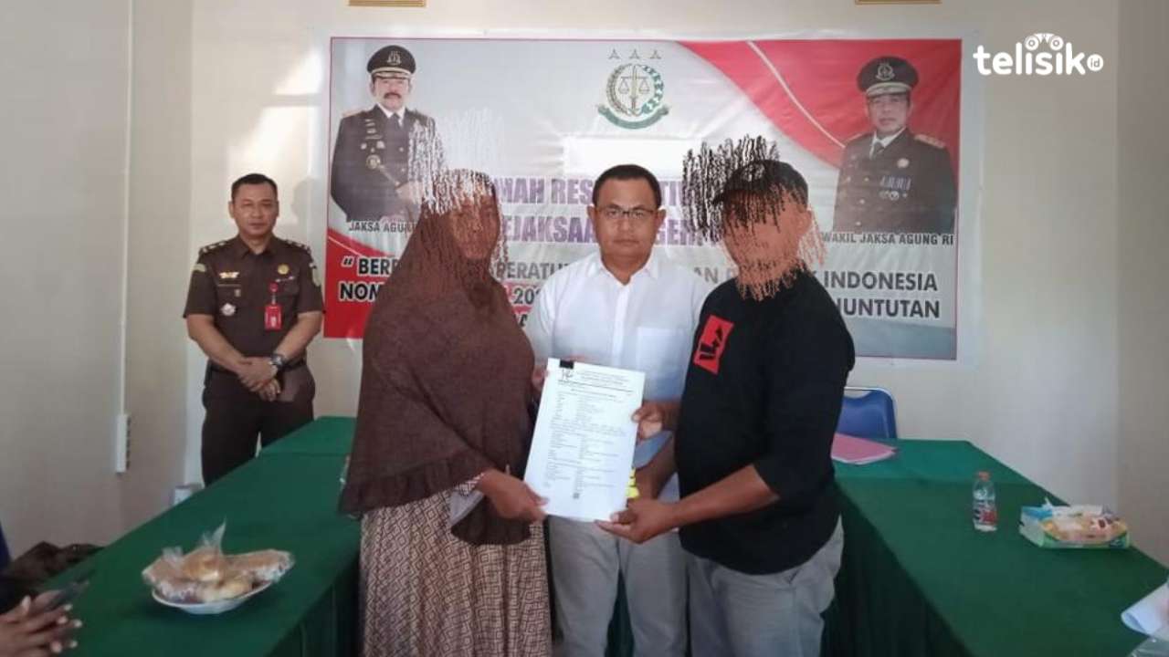 Kajari Muna, Agustinus Baka Tangdililing saat memediasi korban dan tersangka melalui penyelesaian RJ. Foto: Sunaryo/Telisik