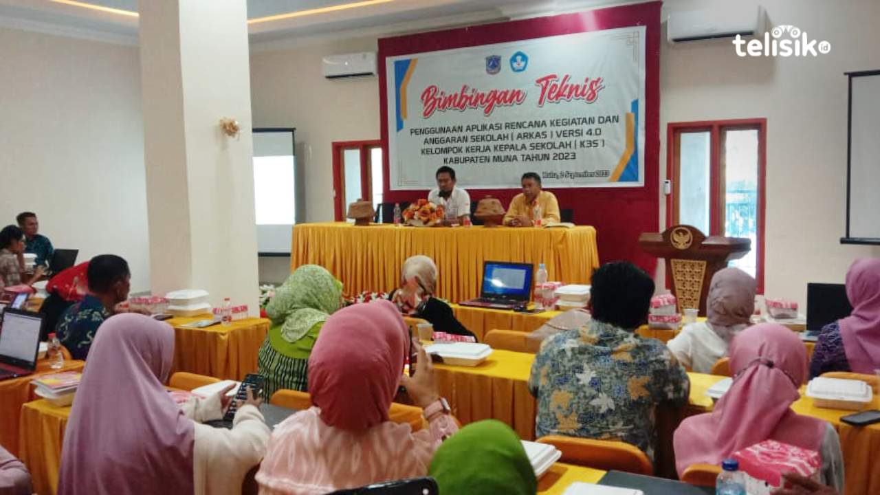 Kabid Pembinaan SD Dikbud Muna, Kubais saat memberi pengarahan pada operator sekolah terkat Arkas versi 4.0. Foto: Sunaryo/Telisik