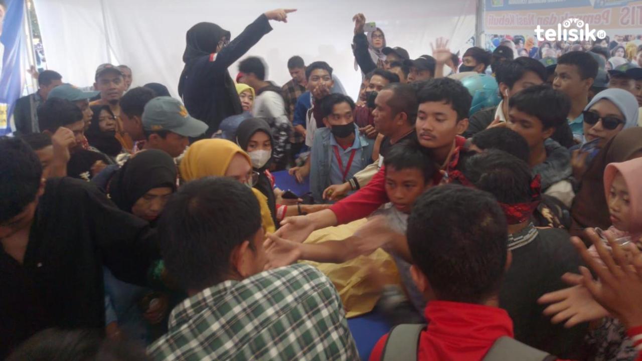 Masyarakat rela berdesak-desakkan untuk mendapatkan makanan gratis yang disediakan oleh OPD Pemprov Sulawesi Tenggara. Foto: Nur Khumairah/Telisik