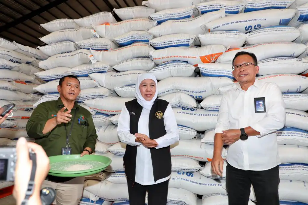 Pimpinan Wilayah Perum Bulog Kanwil Jawa Timur Ermin Tora dan Gubernur Khofifah Indar Parawansa  melakukan pengecekan di gudang Bulog di Jawa Timur.  Foto: Ist.