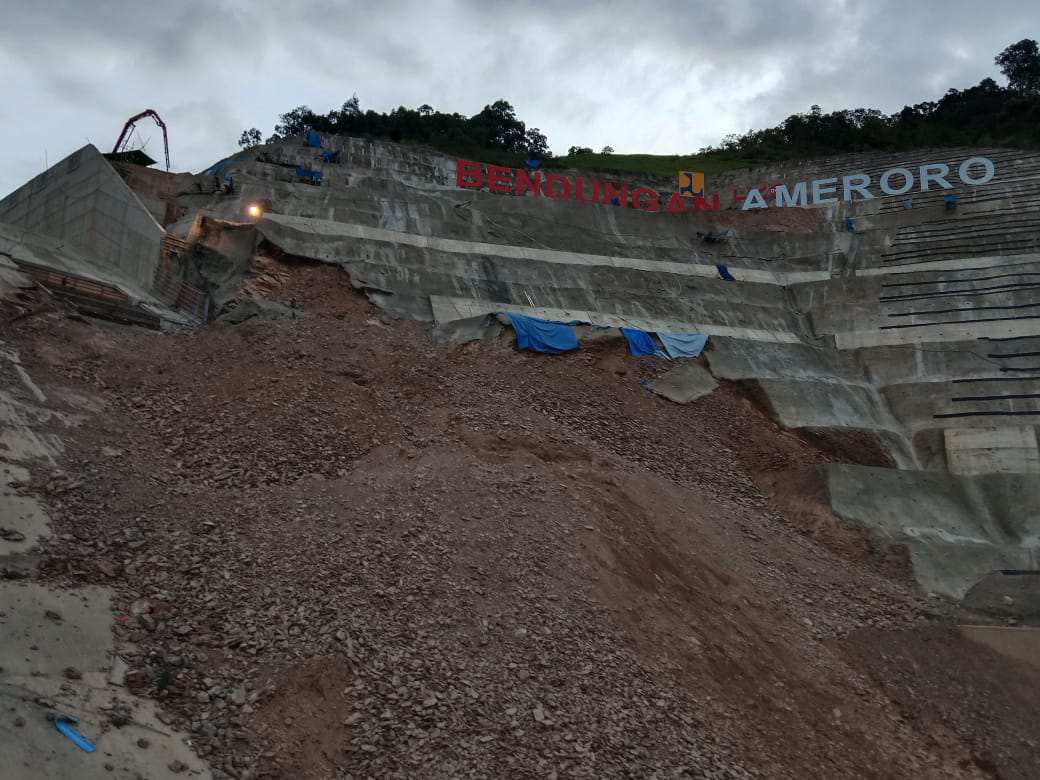 Telan anggaran triliunan rupiah, dinding proyek Bendungan Ameroro ambruk. Foto: Ist.