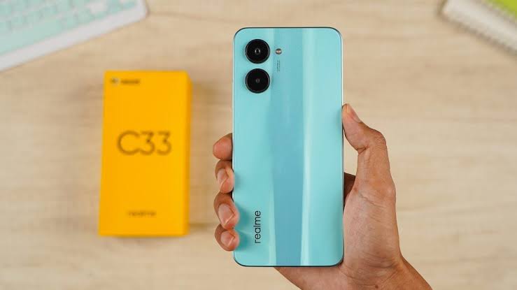 Realme C33 didesain dengan bentuk yang kekinian dengan panel belakang yang berkilau. Foto: Repro yodu.id