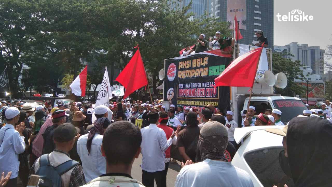 Massa Aksi Bela Rempang 209 saat demo di sekitar Patung Kuda, Jakarta Pusat, Rabu (20/9/2023) siang. Foto: Mustaqim/Telisik