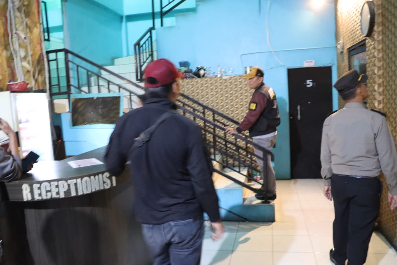 Polisi ketika melakukan razia dan menangkap anggota DPRD Labuhanbatu. Foto: Ist.