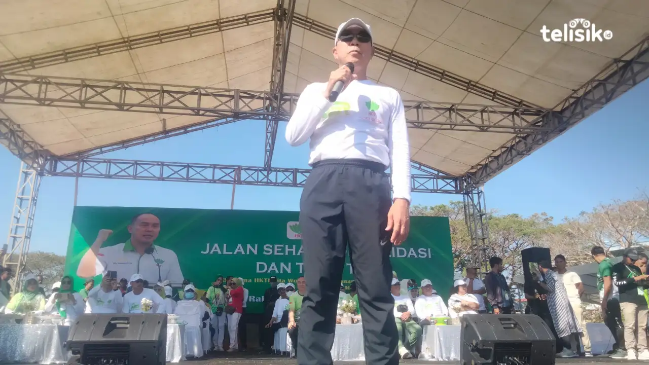 ASR saat berada di hadapan ribuan masyarakat Muna dan Muna Barat. Foto: Sunaryo/Telisik