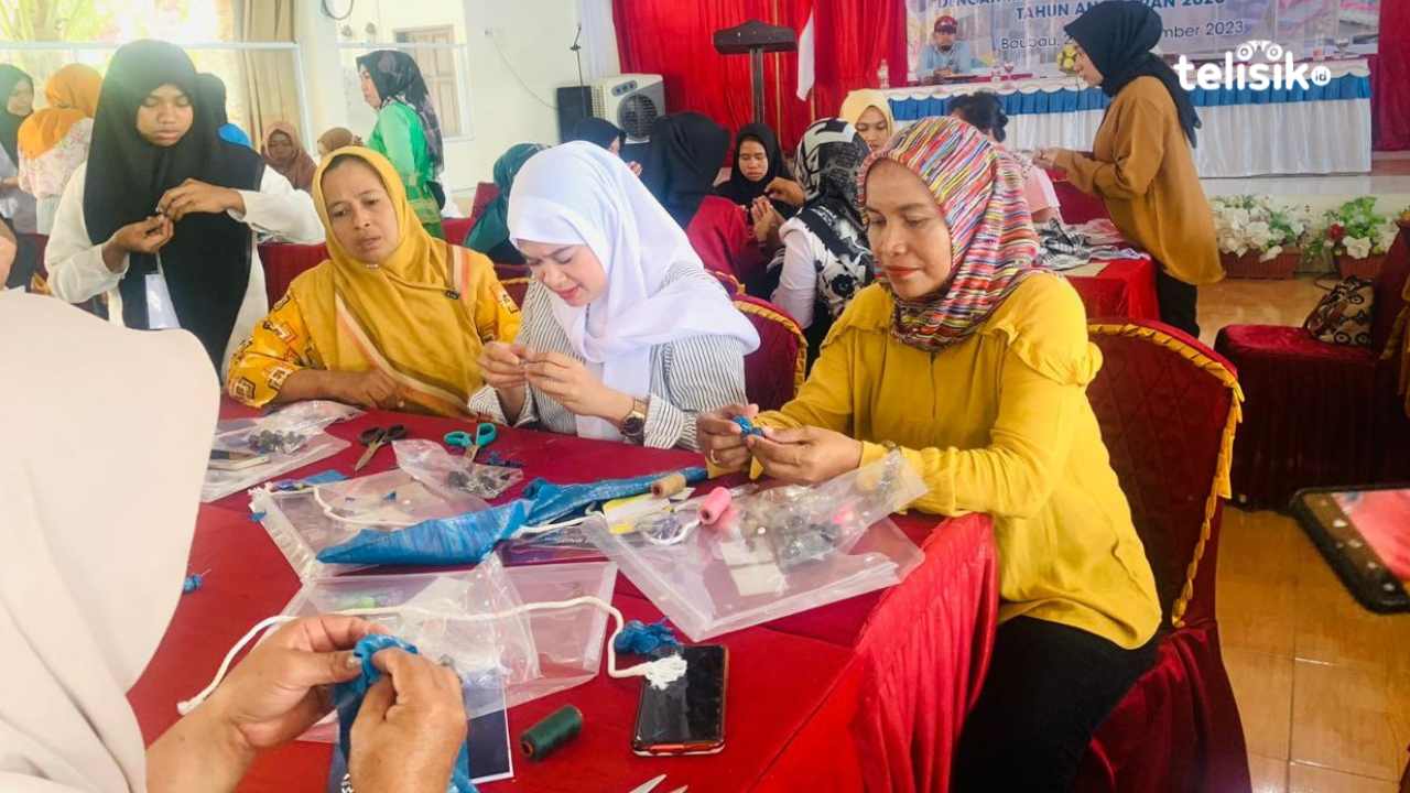 Pelatihan handycraft dengan memanfaatkan limbah kain perca yang berlangsung di Hotel Mira Kota Baubau. Foto: Elfinasari/Telisik