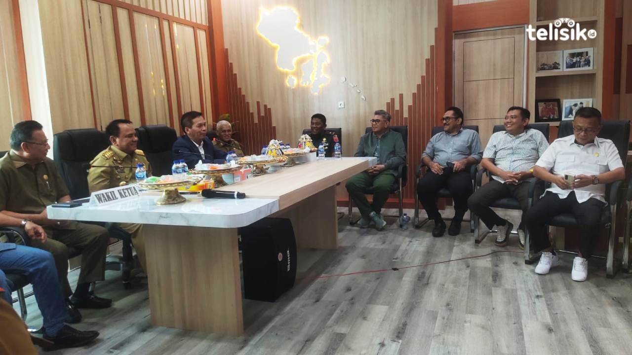 Pj Gubernur Sulawesi Tenggara, Andap Budhi Revianto saat melakukan kunjungan di DPRD Sulawesi Tenggara. Foto: Erni Yanti/Telisik