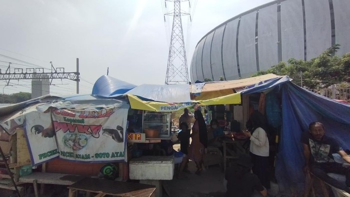 Sebagian warga Kampung Bayam yang masih bertahan di sekitar Jakarta International Stadium di Jakarta Utara, Sabtu (23/9/2023). Foto: Ist.