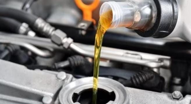 Oli atau pelumas berguna untuk menghindari gesekan antara komponen komponen di mobil yang dapat menyebabkan cepat panas. Foto: Cnnindonesia.com