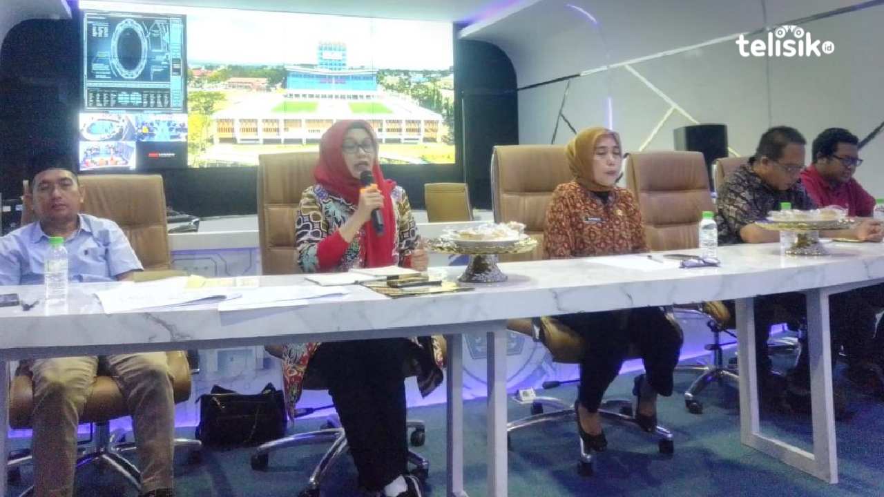 Pemkot Kendari membantah isu pilih kasih di kawasan RTH ZA Sugianto, bahkan menyebut membantu warga dalam mengangkat barang-barangnya. Foto: Nur Khumairah/Telisik