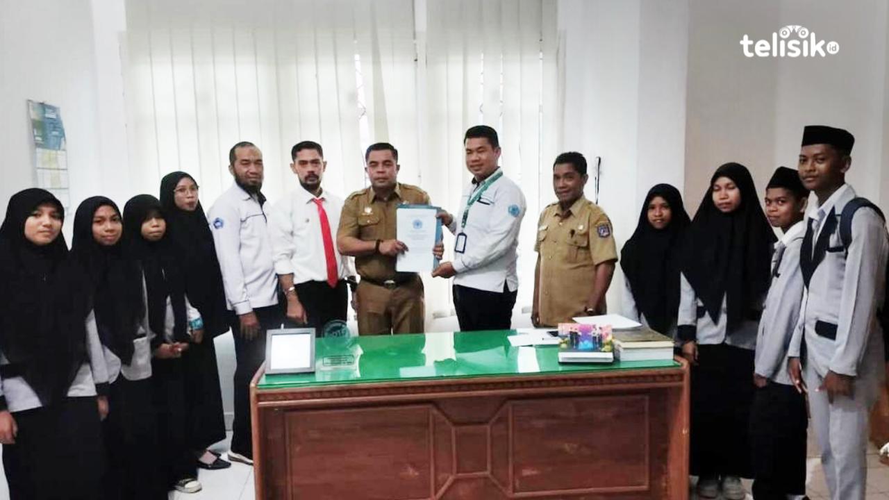 Kadis Kominfo, Muhamad Haidar bersama Kepala SMKS Karya Persada, Riki bekerjasama dalam pembelajaran teknik komputer dan jaringan. Foto: Sunaryo/Telisik