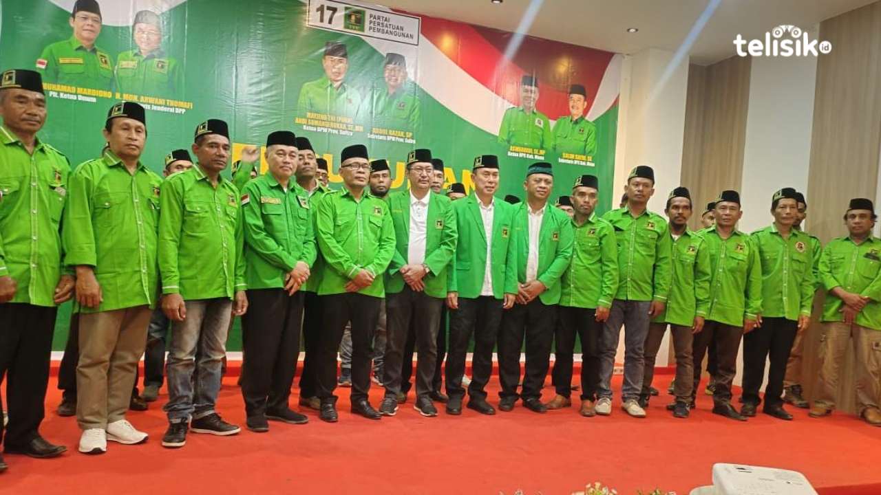 Ketua DPW PPP Sulawesi Tenggara, Mayjen TNI (Purn) Andi Sumangerukka melantik 22 PAC di Kabupaten Muna. Foto: Sunaryo/Telisik