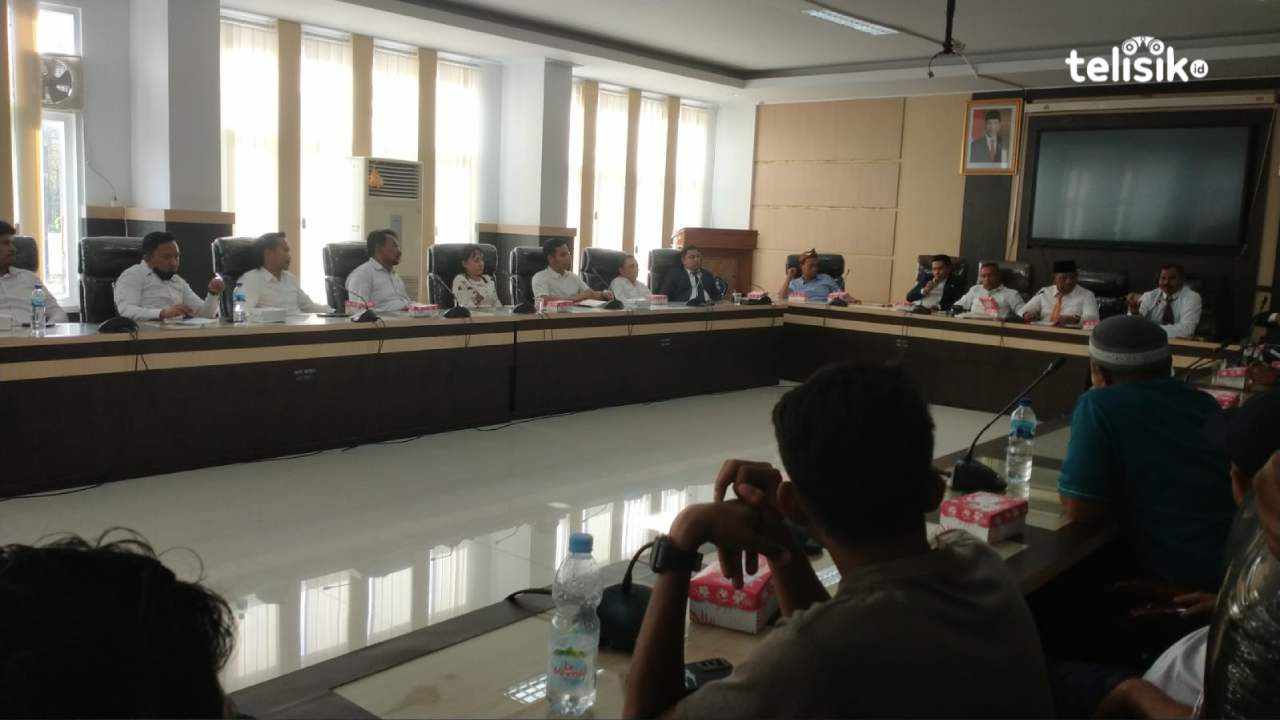 Rapat Dengar Pendapat (RDP) yang digelar DPRD Kendari, menindaklanjuti aduan Laskar Timur Nusantara (LTN) Sulawesi Tenggara terkait penghentian pasokan BBM jenis solar bersubsidi di SPBU Martandu. Foto: Nur Meli/Telisik