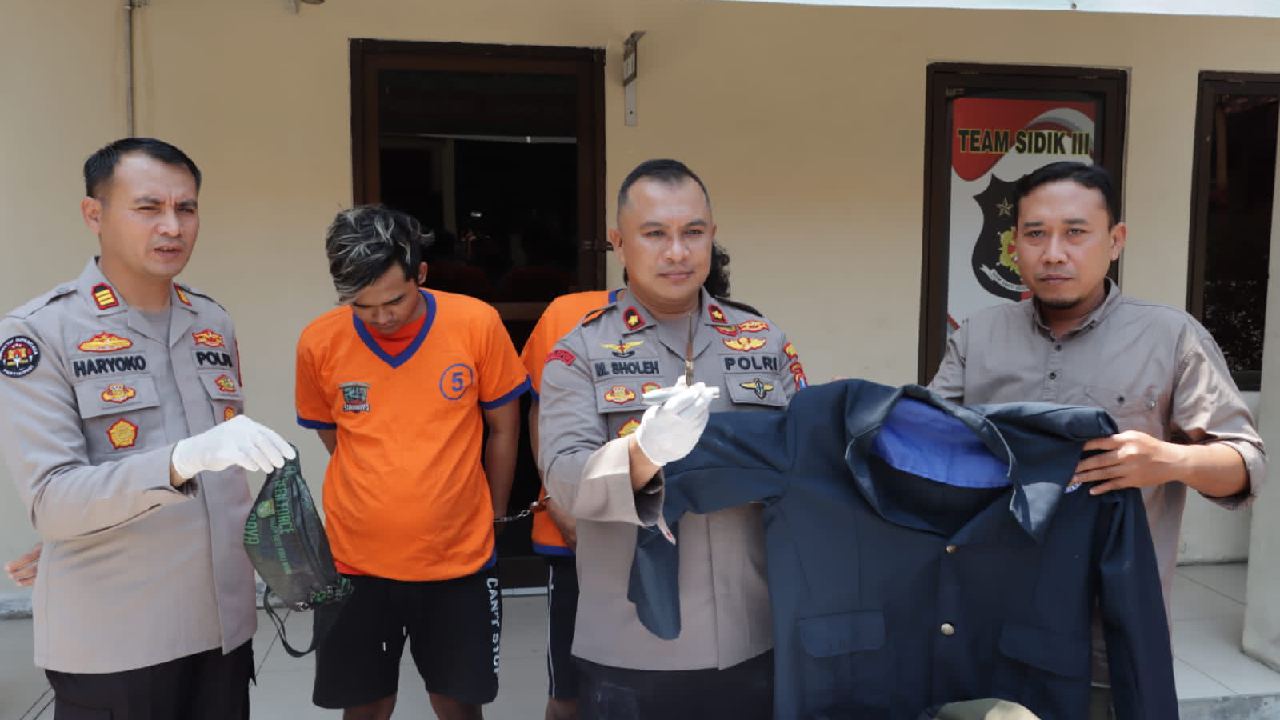 Dua pelaku curanmor di wilayah Surabaya Timur diamankan Reskrim Polsek Sukolilo, Polrestabes Surabaya. Foto: Ist.