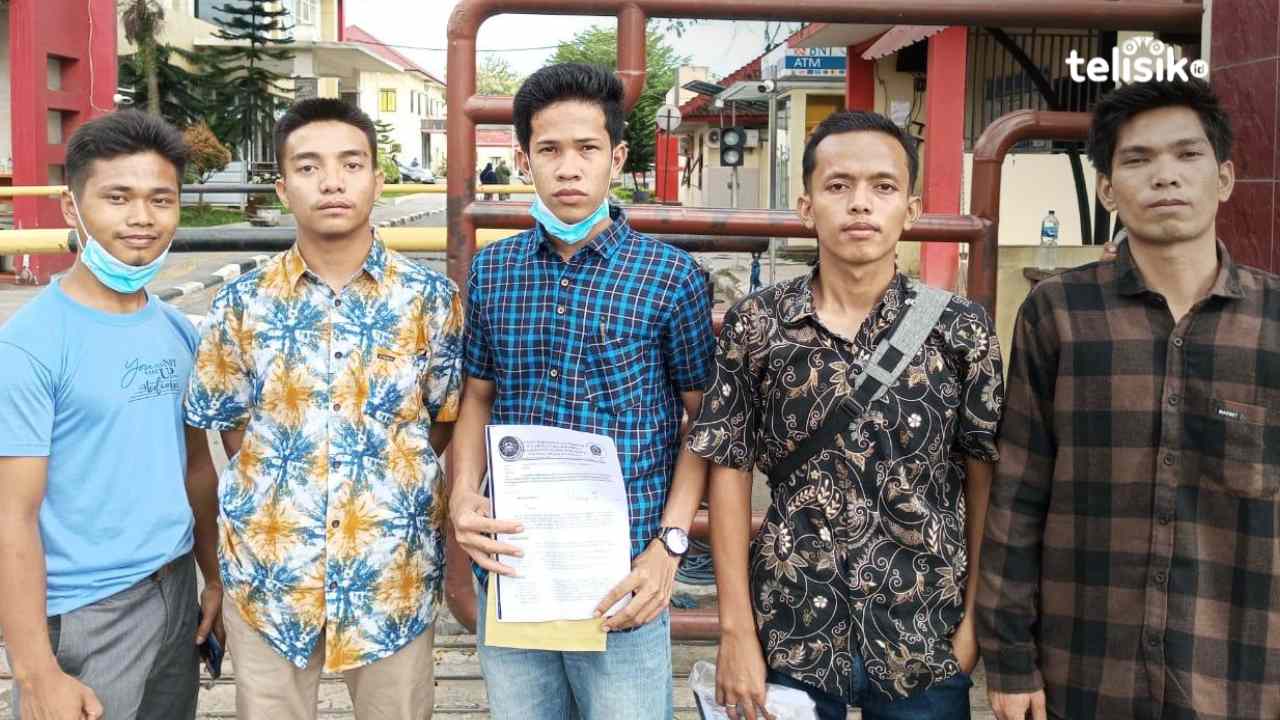 Mahasiswa yang tergabung di Kompri-SU dan GMP Palas ketika berada di Mapolda Sumatera Utara melaporkan dugaan korupsi di Inspektorat Padang Lawas. Foto: Reza Fahlefy/Telisik
