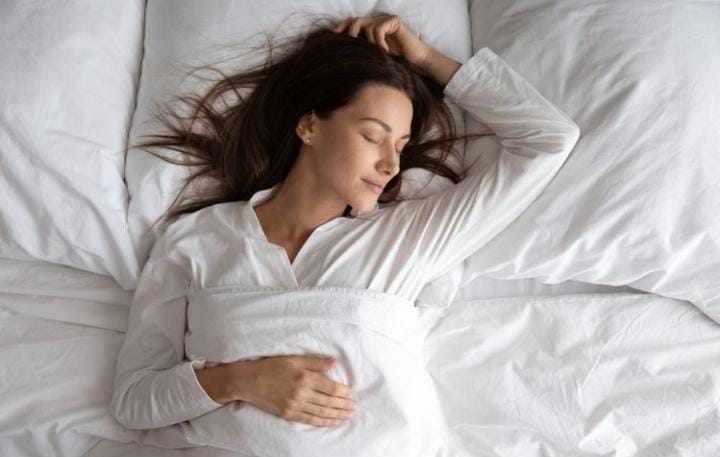 Tidur yang terlalu pendek atau terlalu panjang ternyata terkait langsung dengan gangguan jantung. Foto: Kompas.com