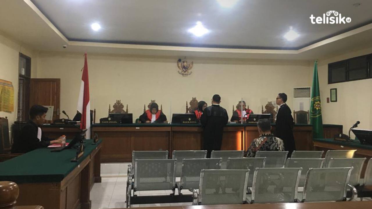 Sulkarnain Kadir menghadiri persidangan mengenakan baju batik dan membawa tasbih. Foto: Ahmad Badaruddin/Telisik