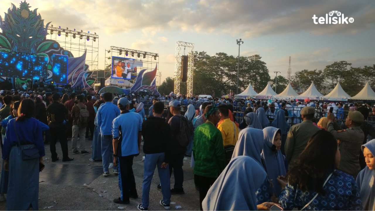 Festival kuliner ekspose 5 tahun kepemimpinan AMAN di eks MTQ Kota Kendari didominasi pelajar SMA dan SMK, Sabtu (2/9/2023). Foto: Nur Meli/Telisik