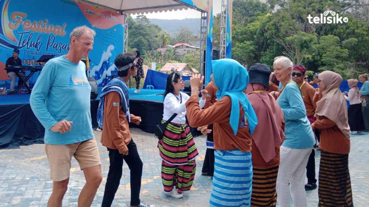 Para turis saat berjoget ria di penutupan Festival Teluk Pasarwajo, Kabupaten Buton. Foto: Febriyani/Telisik