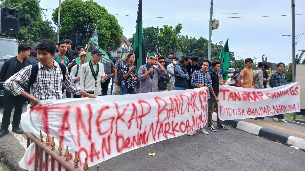 Ketua Badko HMI Sumatera Utara ketika melakukan aksi demonstrasi meminta polisi menangkap GS, diduga bandar narkoba di depan gedung Mapolda Sumatera Utara foto: Ist.