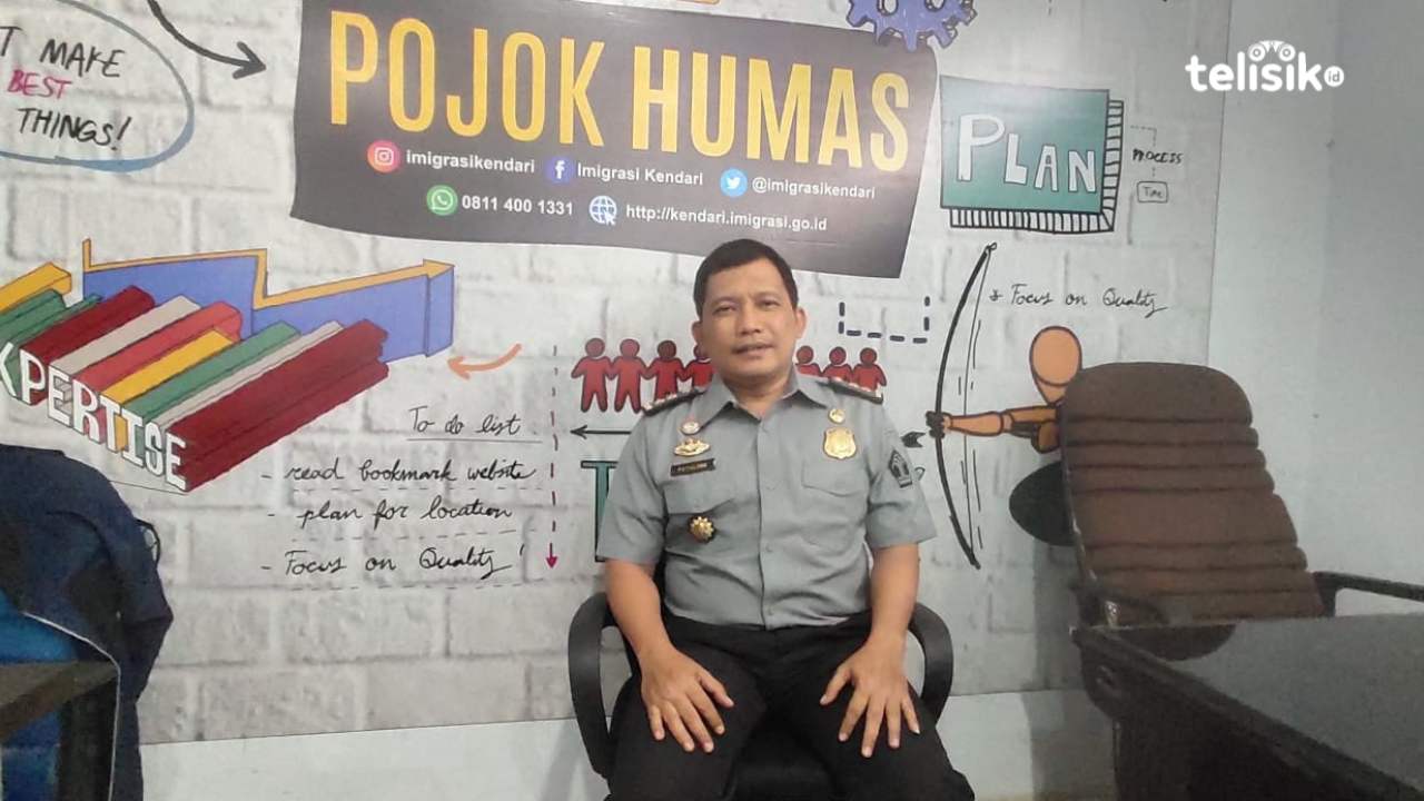 Kepala Seksi Teknologi Informasi Keimigrasian (TIKIM) Kantor Imigrasi Kelas I TPA Kendari, Trisulo Petaling usai diwawancara awak media. Foto: Wahyudin Wahid/Telisik