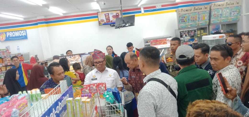 Suasana gerai Indomaret saat diresmikan oleh Pj Bupati Muna Barat, warga antusias berbelanja di gerai tersebut. Foto: Ist.