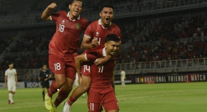 Pemain Indonesia melakukan selebrasi di Stadion Gelora Bung Tomo (GBT) Surabaya, Jumat (8/9/2023) malam. Foto: Repro Tribunnews.com