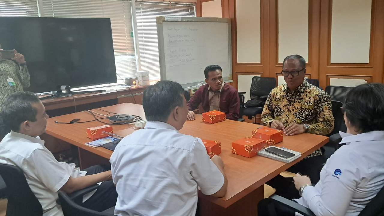 Pertemuan pihak Pemda Muna Barat bersama pihak Kominfo RI terkait penambahan BTS di sejumlah titik blank spot yang ada di Muna Barat. Foto: Ist.