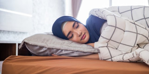 Tidur baring ke kanan adalah cara tidur Rasulullah yang secara medis ternyata baik untuk kesehatan. Foto: Repro Prosehat.com