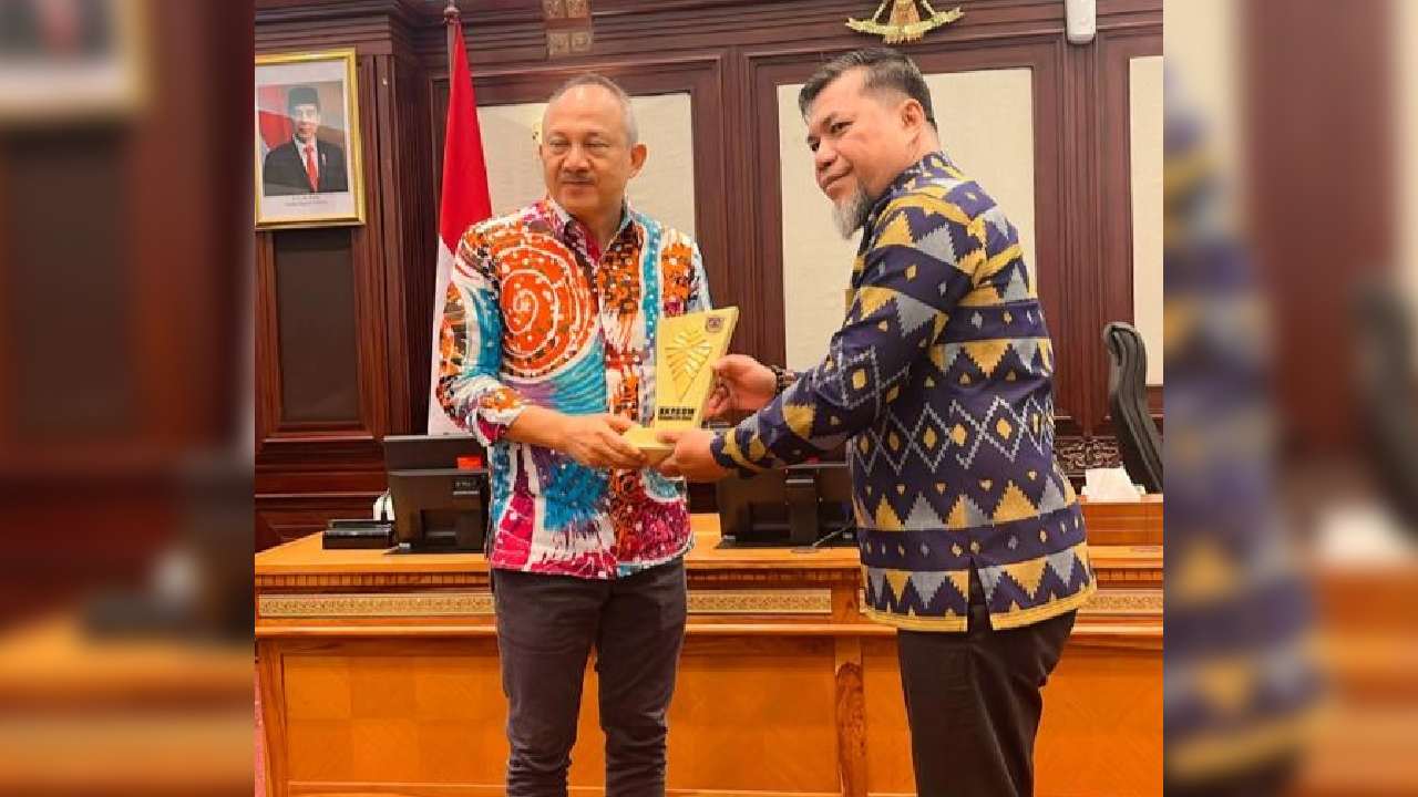 Plt Kepala BKPSDM Muna, LM Syahrullah, mengimbau calon pelamar siapkan berkas. Foto: Ist.