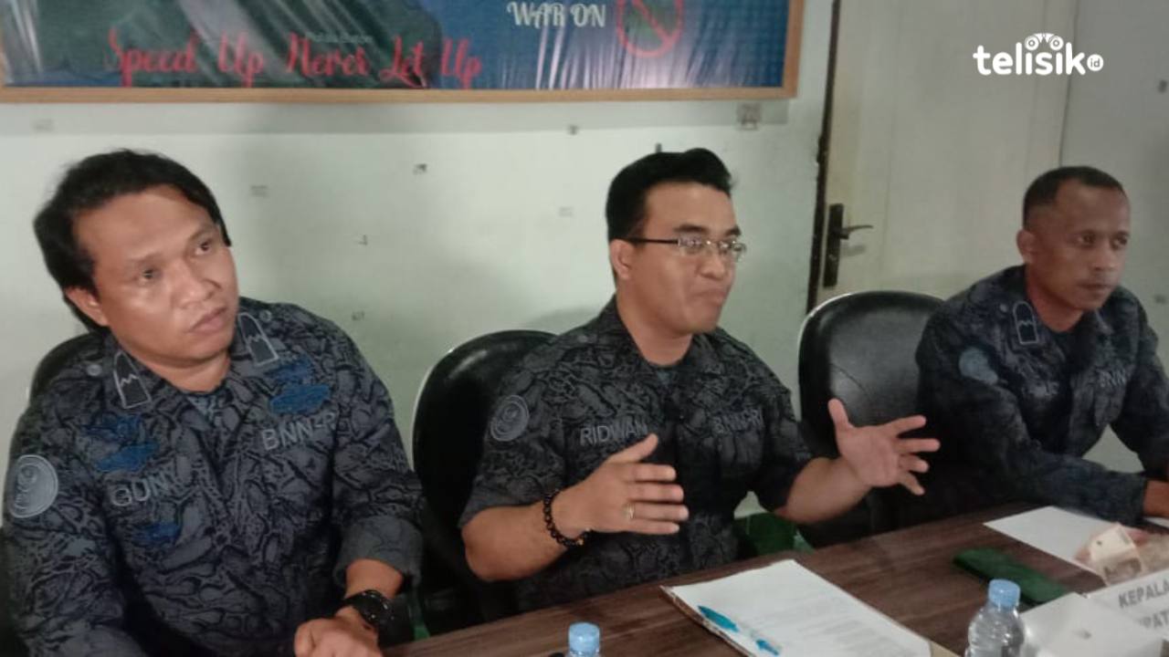 Kepala BNNK Muna, Muhamad Ridwan Zain didampingi penyidiknya memberikan keterangan terkait penangkapan oknum kabid. Foto: Sunaryo/Telisik