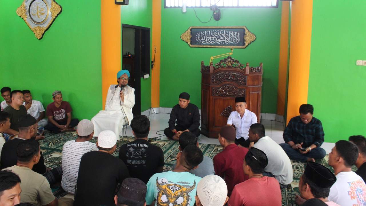 K.H Abdurrahman Al Banjari saat memberikan tausiah di Rutan Kelas IIB Unaaha. Foto: Ist.