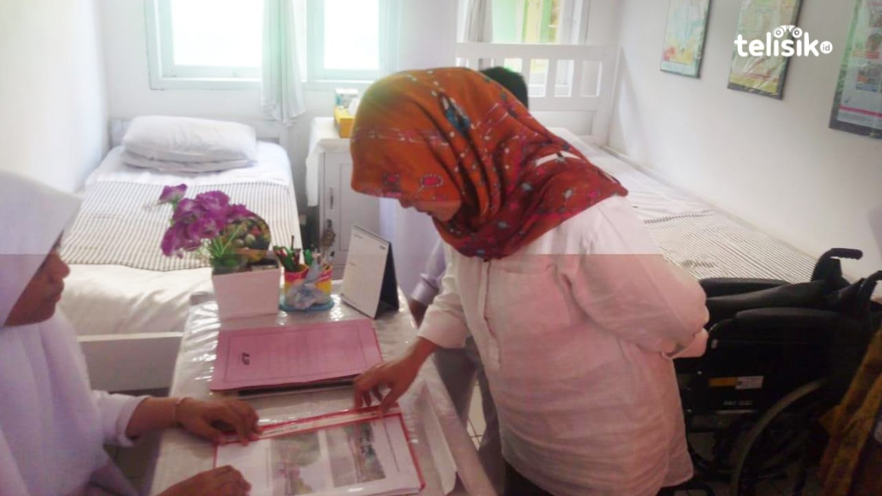Tim verifikasi KKS juga mengunjungi UKS dan melihat fasilitas yang tersedia di dalamnya termasuk pada fasilitas UKS bagi kaum difabel. Foto: Nur Khumairah/Telisik