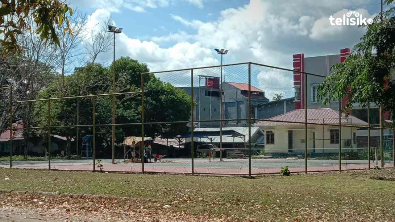Lapangan tenis di Alun-Alun Kota Raha yang akan diubah menjadi lapangan indoor. Foto: Sunaryo/Telisik