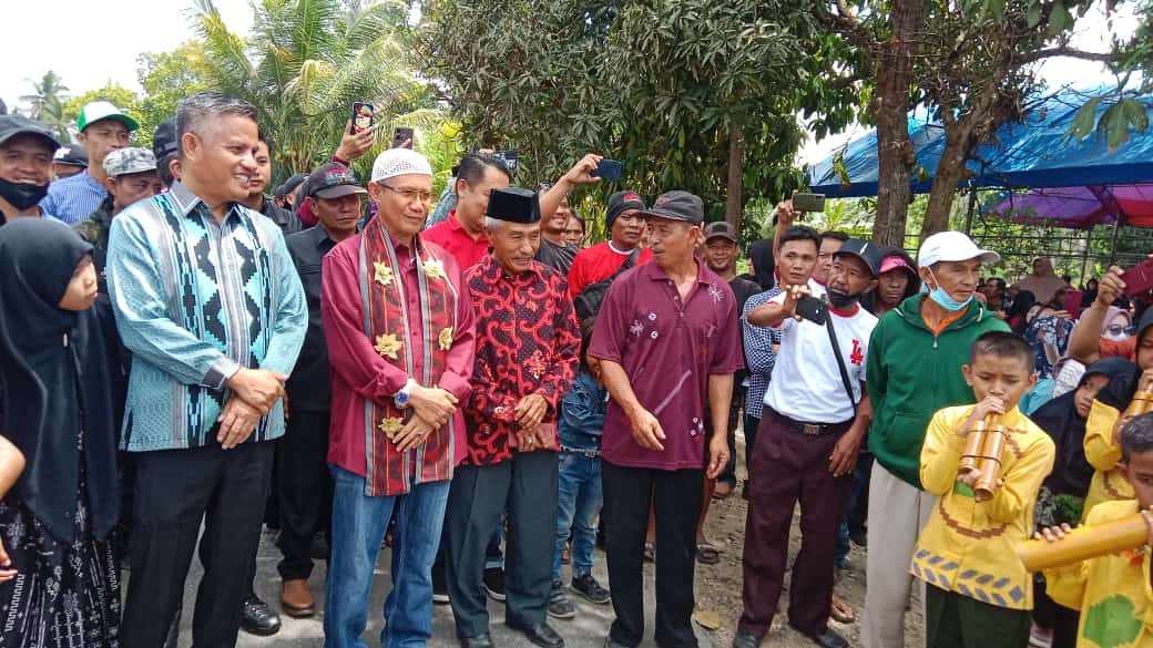 Lukman Abunawas bersama para tokoh masyarakat Konawe Selatan dalam kegiatan silaturahmi dan bakti sosial berupa sunatan massal, pembagian sembako dan rekam jantung. Foto: Ist.