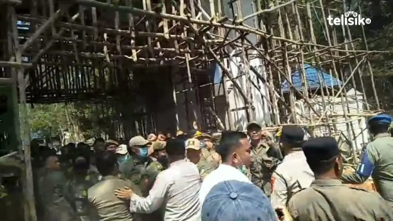 Bentrokan antara massa aksi dengan Pol PP di depan gerbang kantor Gubernur Sulawesi Tenggara. Foto: Thamrin Dalby/Telisik