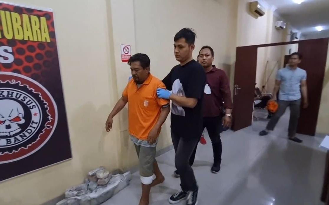 Pelaku dengan kondisi kaki tertembak ketika diamankan petugas kepolisian dari Polres Batubara. Foto: Humas Polres Batubara